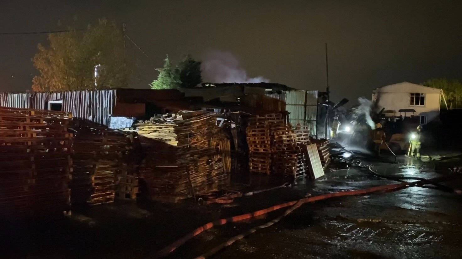 Arnavutköy’de kereste atölyesi yandı! Bir işçi hayatını kaybetti - 2. Resim