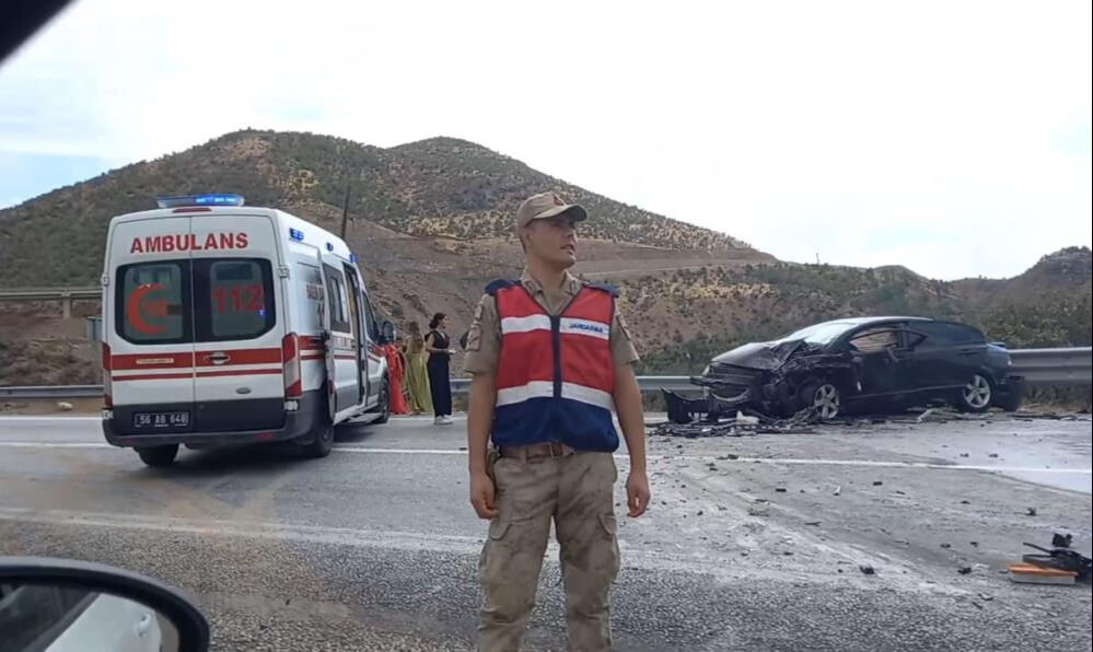 Bitlis'te korkunç kaza! Araçlar kafa kafaya çarpıştı: Çok sayıda yaralı var - 1. Resim