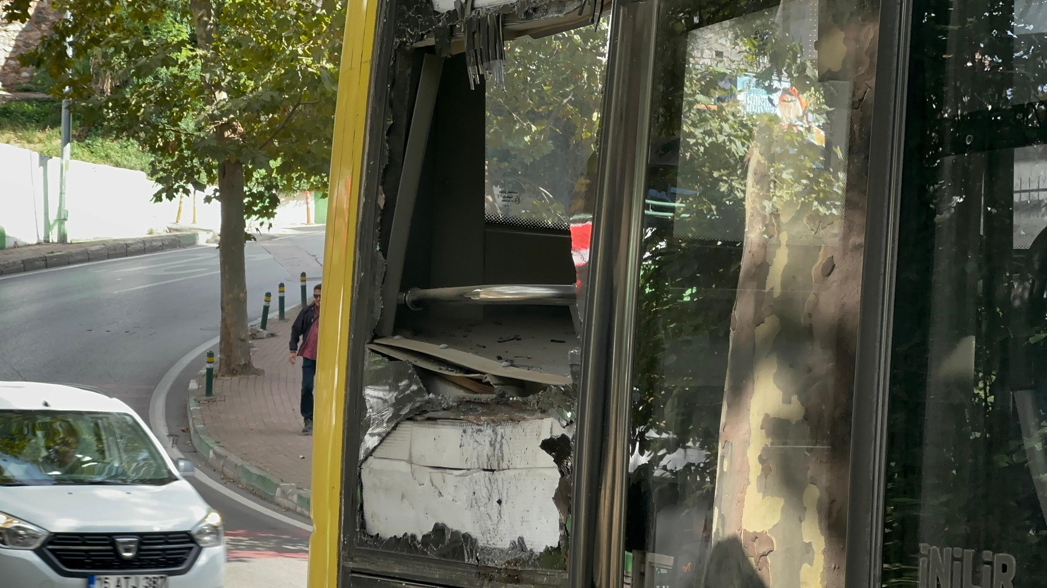 Bursa’da korkunç kaza! Yolcu, belediye otobüsünden fırladı Bursa’da korkunç kaza! Yolcu, belediye otobüsünden fırladı - 3. Resim