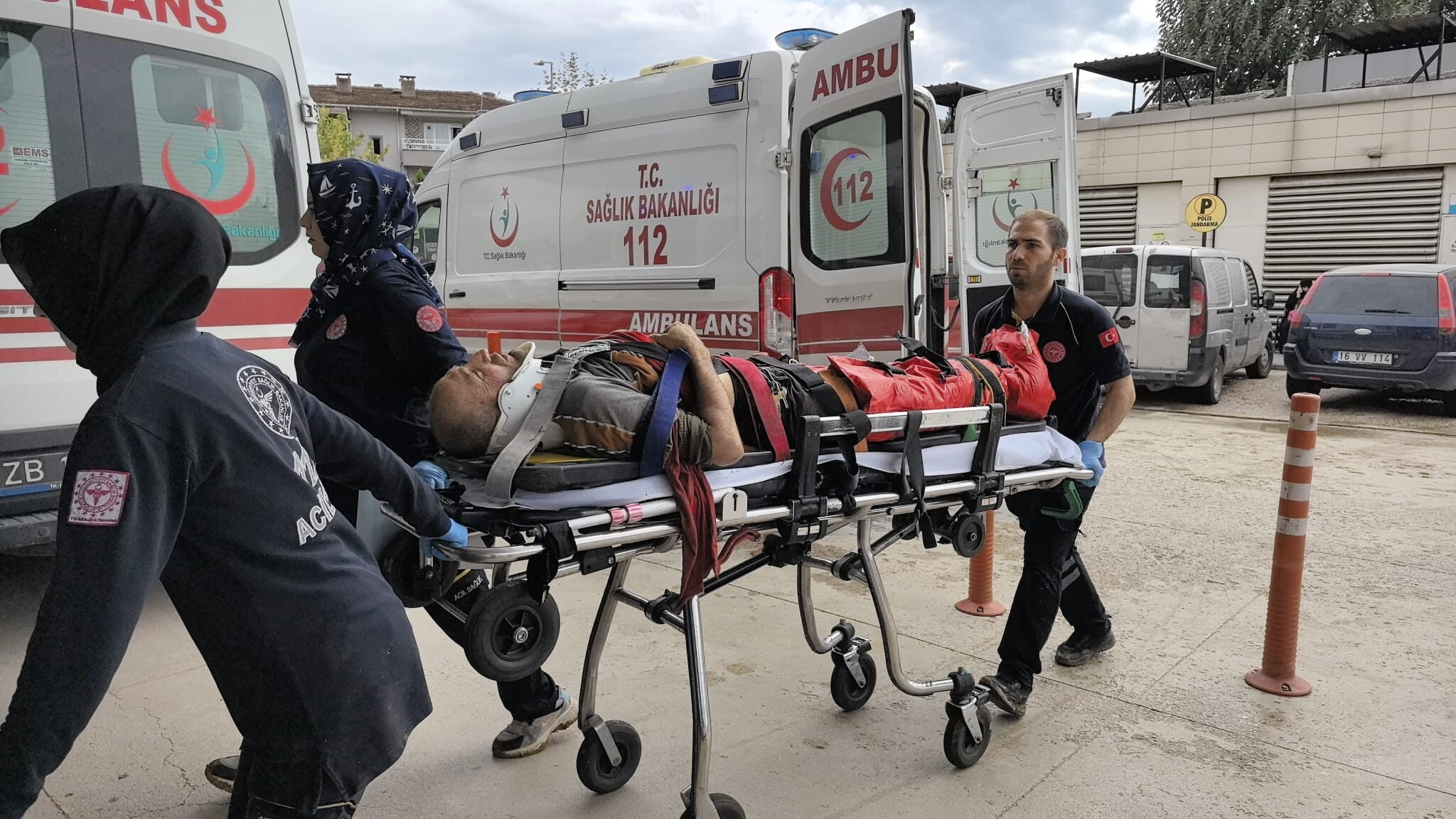 Çöp kamyonu kontrolden çıktı! Şarampole devrilen araçta 3 kişi yaralandı - 2. Resim