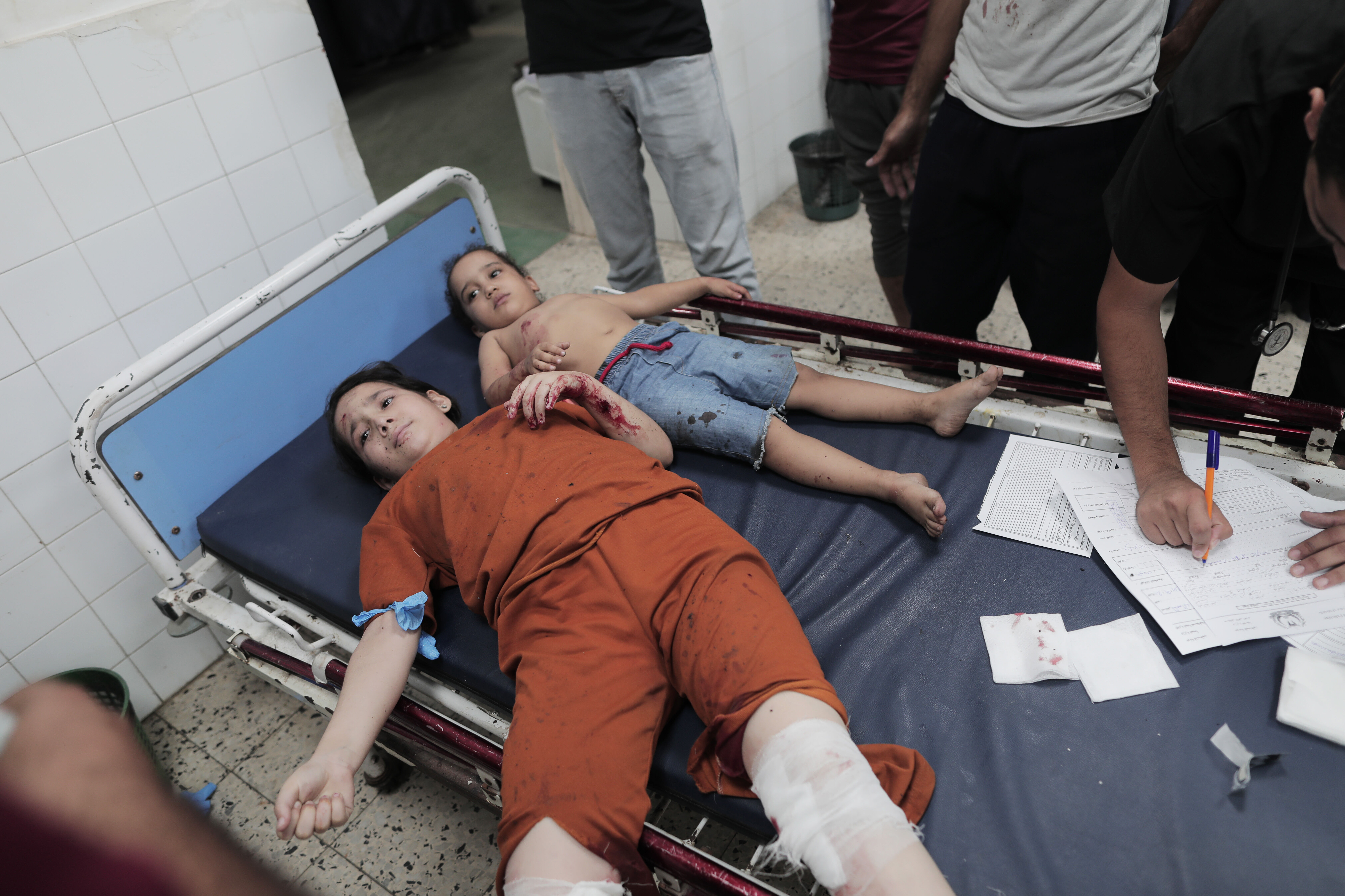 İsrail Gazze'de okul ve bakanlık deposunu vurdu! Çok sayıda Filistinli hayatını kaybetti - 1. Resim