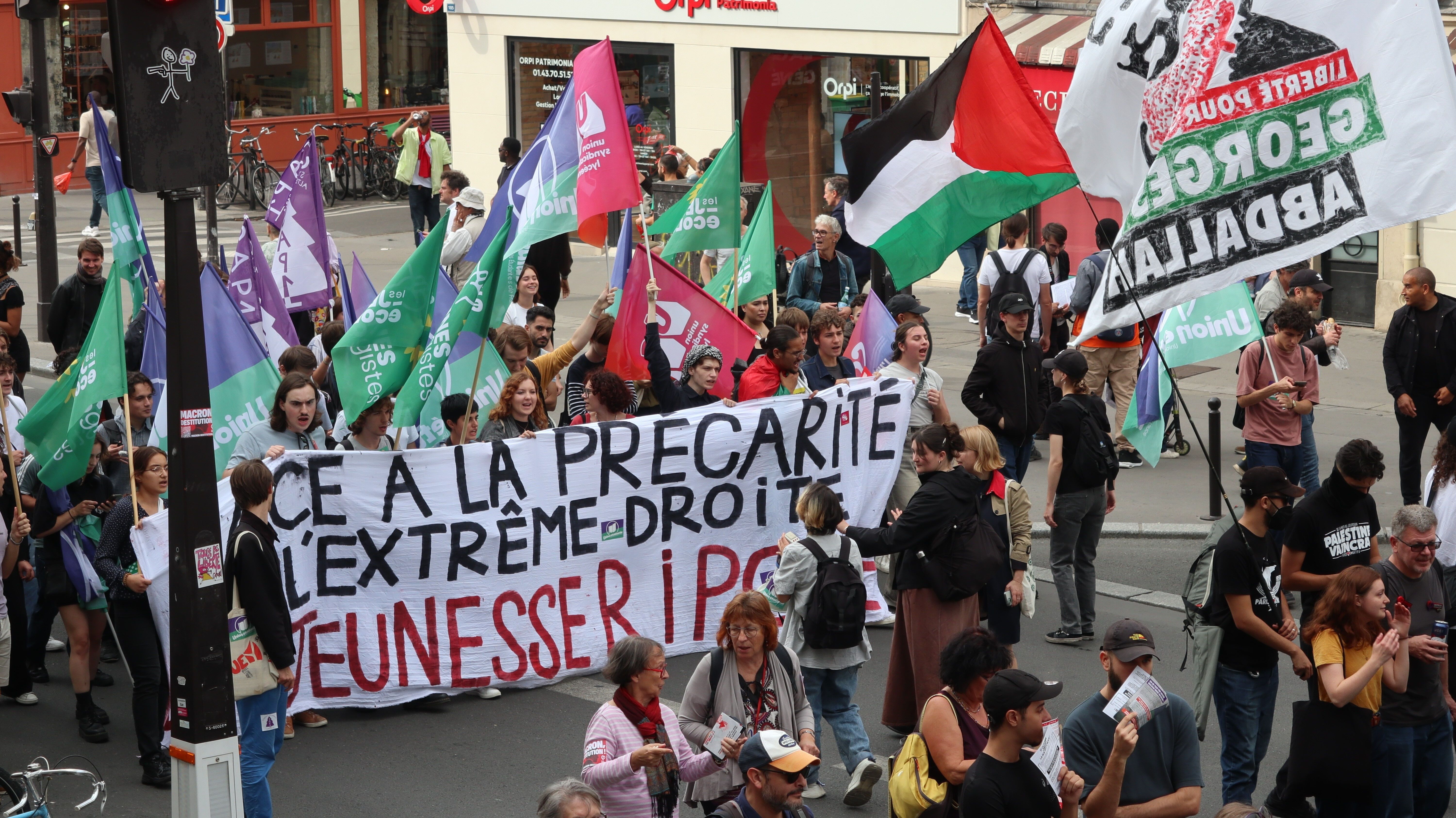 Fransa'da yeni kabine belli oldu! Macron karşıtları ülkeyi ayağa kaldırdı - 1. Resim