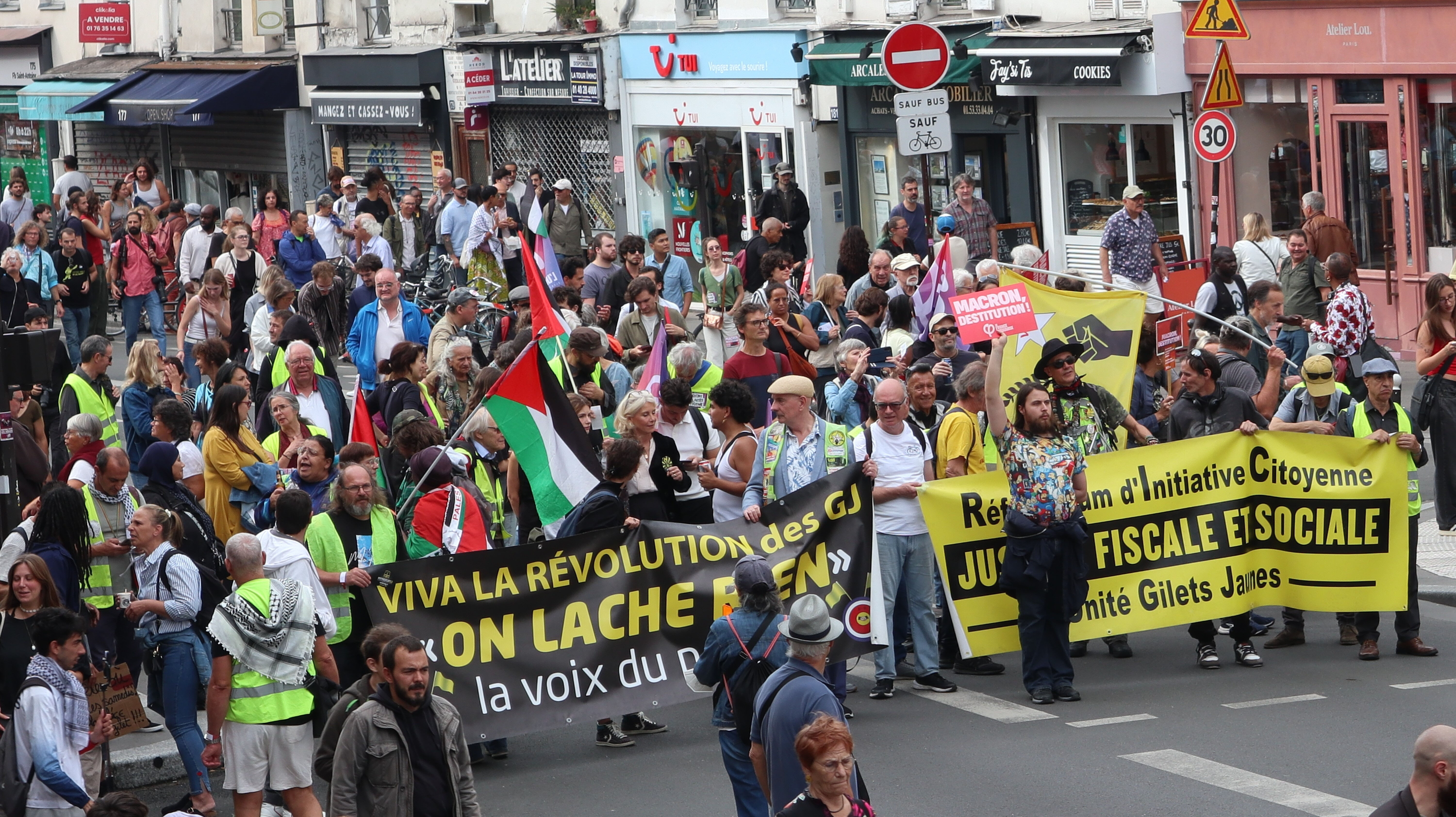 Fransa'da yeni kabine belli oldu! Macron karşıtları ülkeyi ayağa kaldırdı - 2. Resim