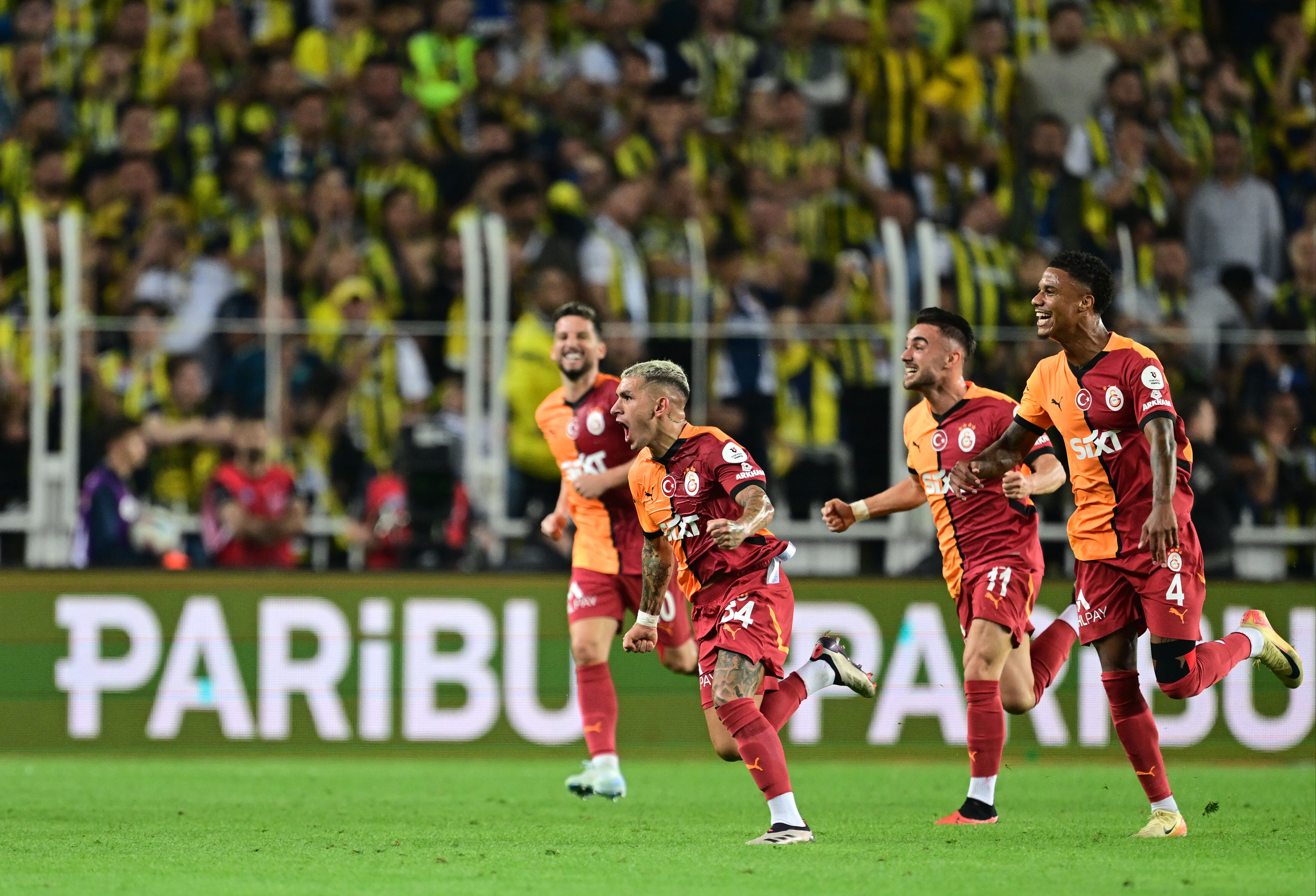 Galatasaray, Fenerbahçe'nin 32 maçlık serisini bitirdi Galatasaray, Fenerbahçe'nin 32 maçlık serisini bitirdi - 2. Resim