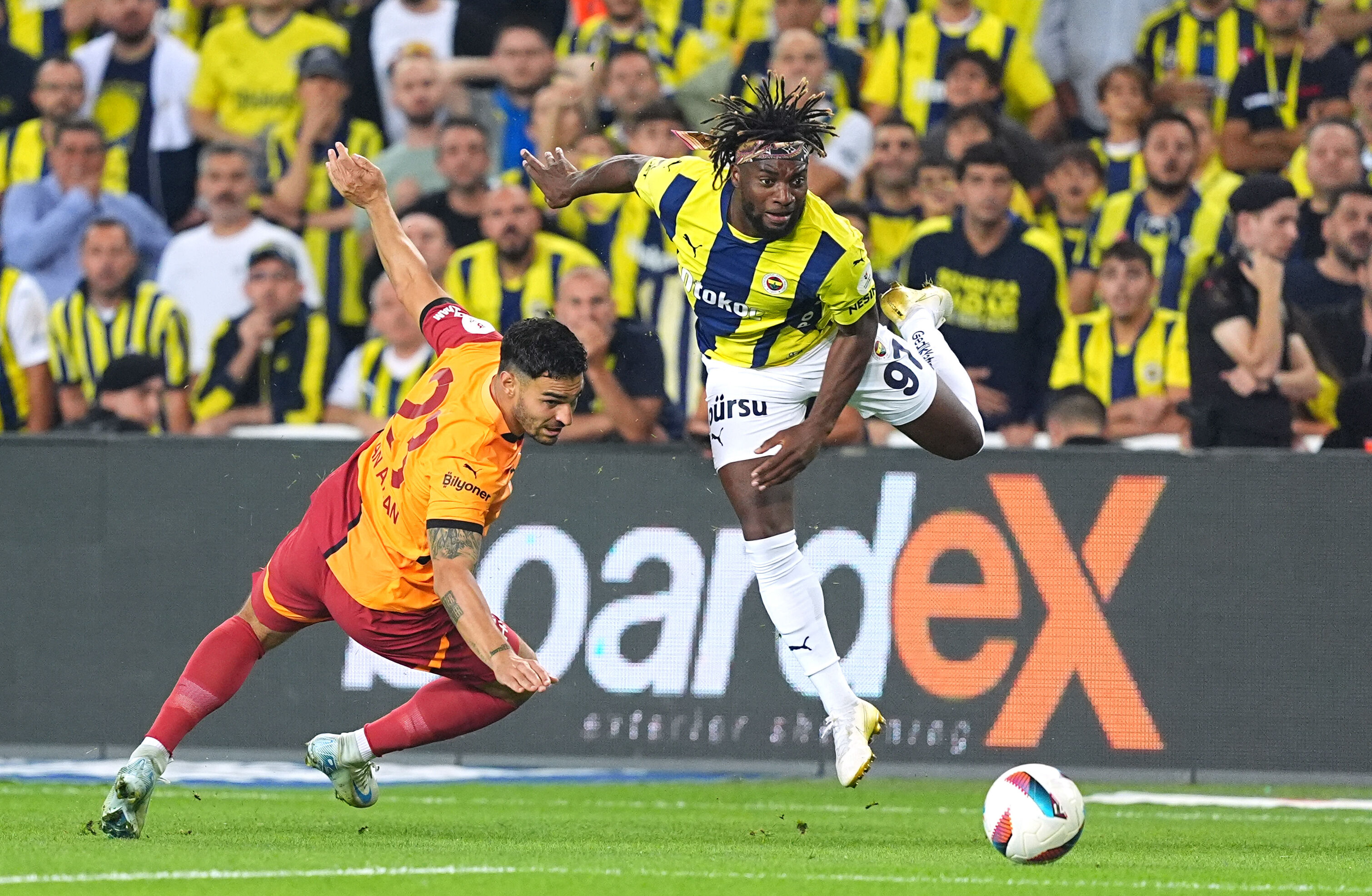 Galatasaray'dan Fenerbahçe'ye galibiyet göndermesi! 