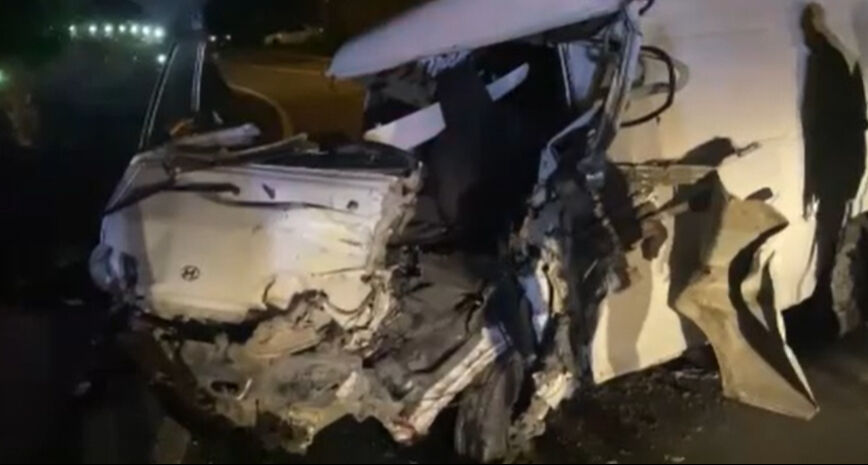 İstanbul'da feci kaza! İETT otobüsü minibüsle çarpıştı, yolcu camdan fırladı - 1. Resim