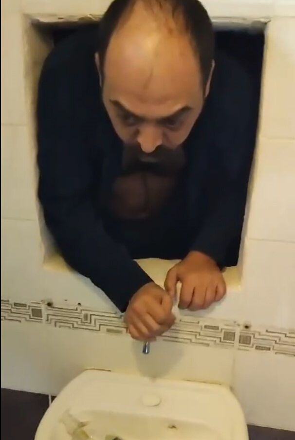 Kırıkkale'de aranan suçlunun saklandığı yer pes dedirtti: Tuvaletten böyle çıkartıldı - 1. Resim