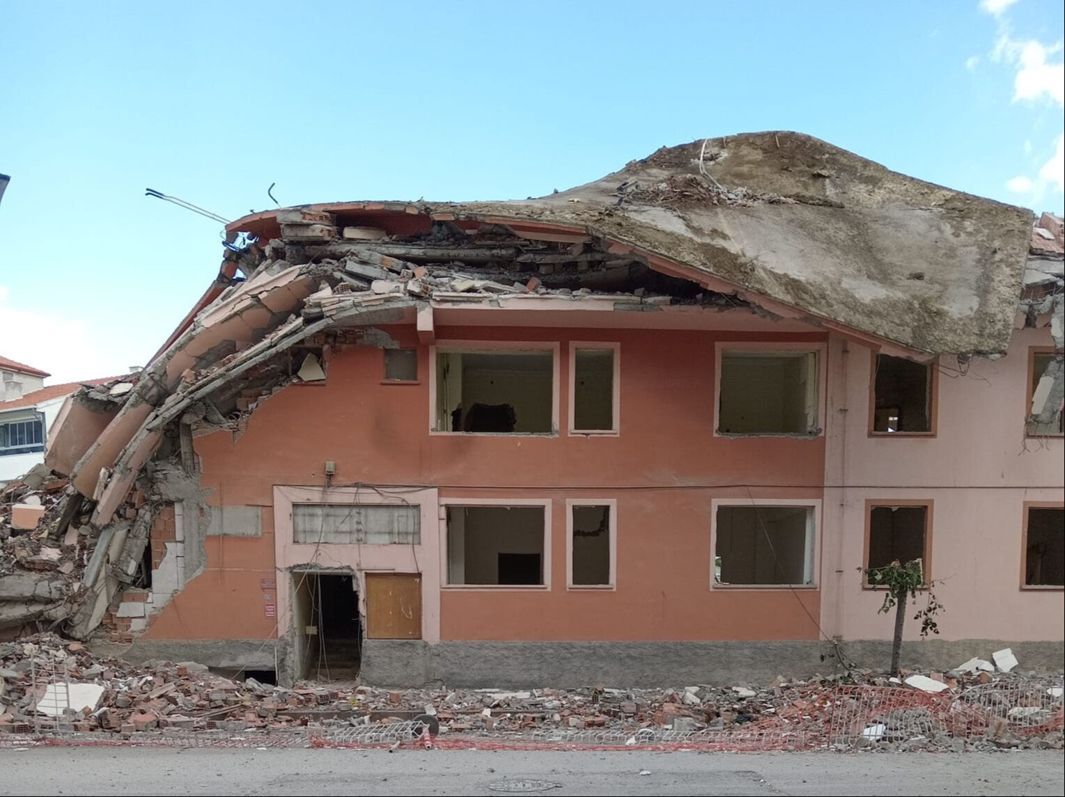 Öğretmenevi yıkılıyor! Depreme dayanıksız olduğu tespit edildi Öğretmenevi yıkılıyor! Depreme dayanıksız olduğu tespit edildi - 2. Resim