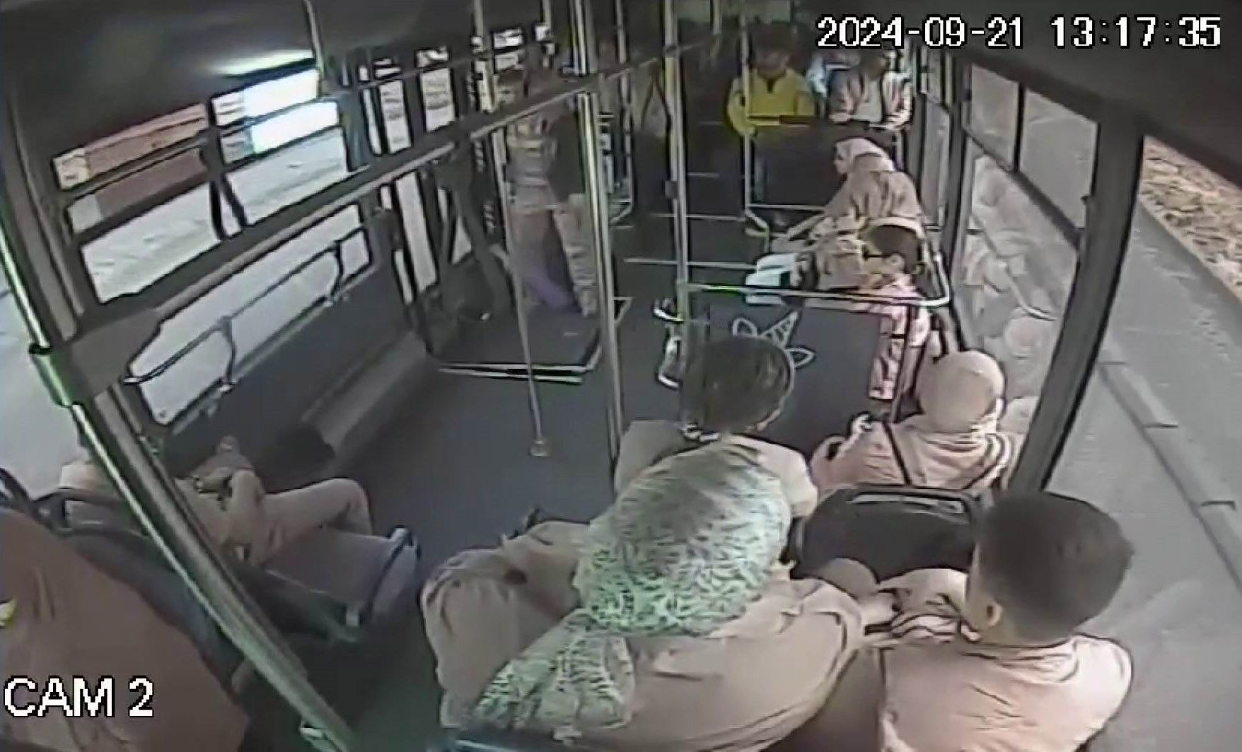 Otobüste oksijen tüpü izdihamı! Devrilince yolcular birbirine girdi, faciaya ramak kaldı - 1. Resim