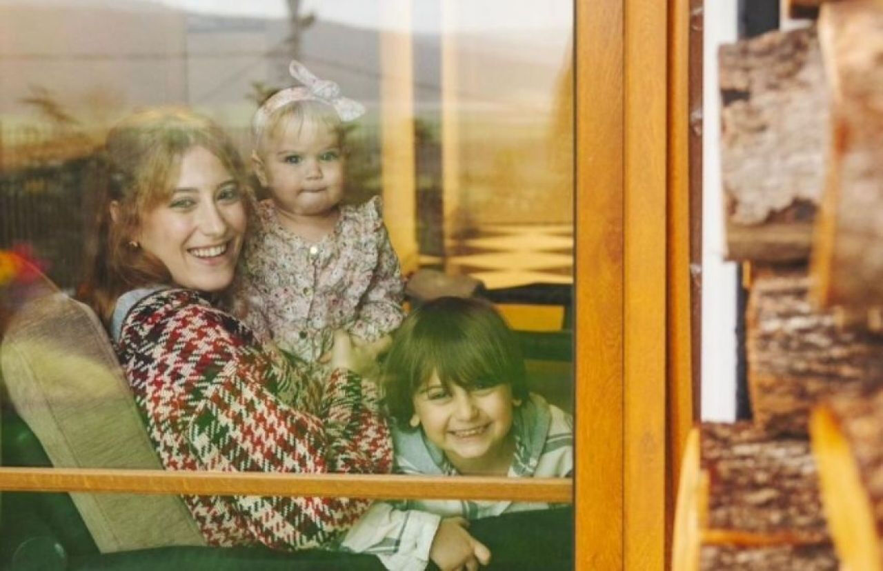 Pera Palas'ta Gece Yarısı'nın Esra'sı Hazal Kaya kimdir, kaç yaşında? Hazal Kaya yer aldığı projeler ve biyografisi  - 3. Resim