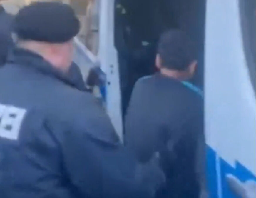 Alman polisi 10 yaşındaki çocuğu Filistin bayrağı taşıdığı için gözaltına aldı - 3. Resim