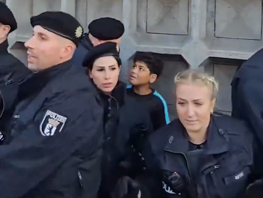 Alman polisi 10 yaşındaki çocuğu Filistin bayrağı taşıdığı için gözaltına aldı - 2. Resim