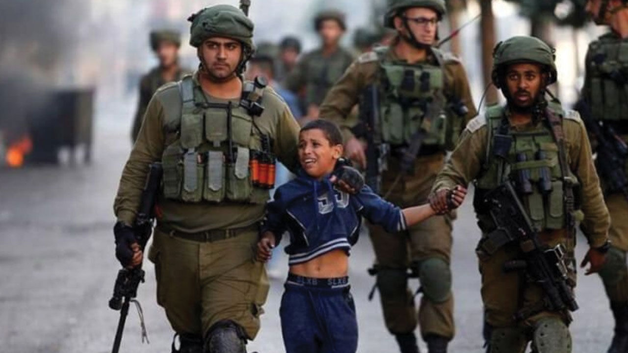 Alman polisi 10 yaşındaki çocuğu Filistin bayrağı taşıdığı için gözaltına aldı - 4. Resim