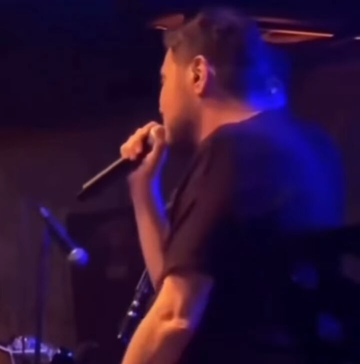 Ani ölümüyle sevenlerini yıkan Metin Arolat’ın sahnedeki son görüntüleri ortaya çıktı Ani ölümüyle sevenlerini yıkan Metin Arolat’ın sahnedeki son görüntüleri ortaya çıktı - 2. Resim