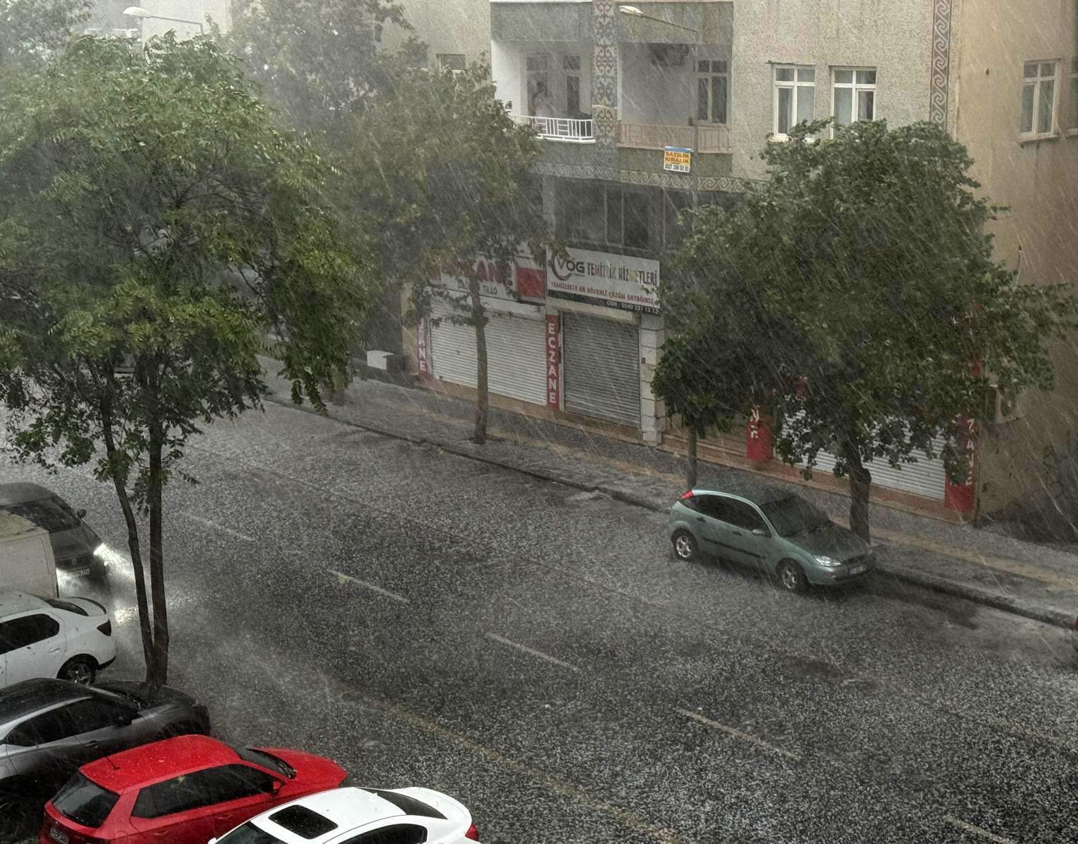 Boncuk büyüklüğünde yağan dolu Diyarbakır'da yolları beyaza bürüdü - 1. Resim