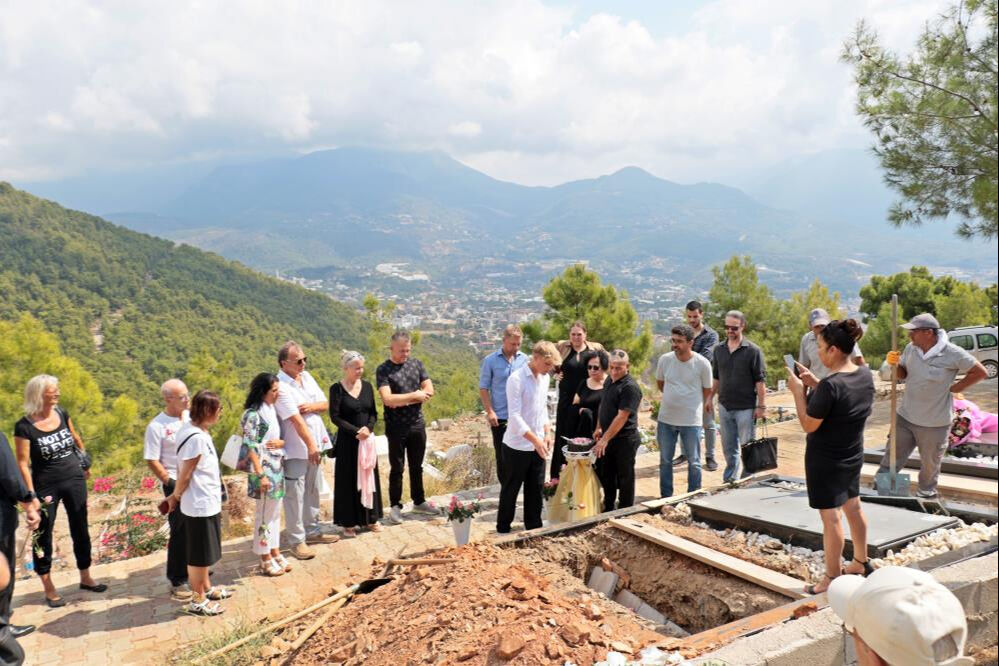 Britte Kosing kalp krizinden öldü! Türkiye'de defnedildi... - 5. Resim