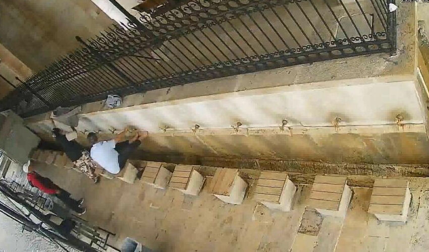 Camide hırsızlık! Abdest alırken para dolu ceketi çaldılar - 1. Resim