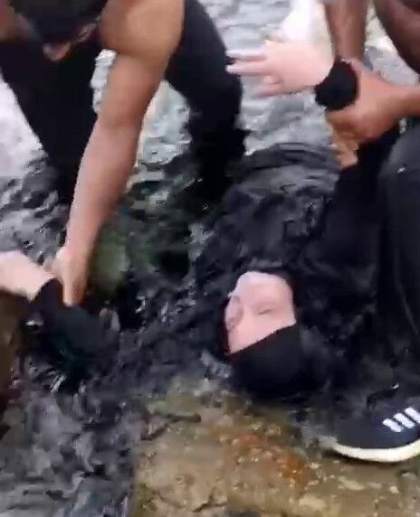 Dengesini kaybeden kadın denize düştü! Hiç düşünmeden peşinden atladı Dengesini kaybeden kadın denize düştü! Hiç düşünmeden peşinden atladı - 1. Resim