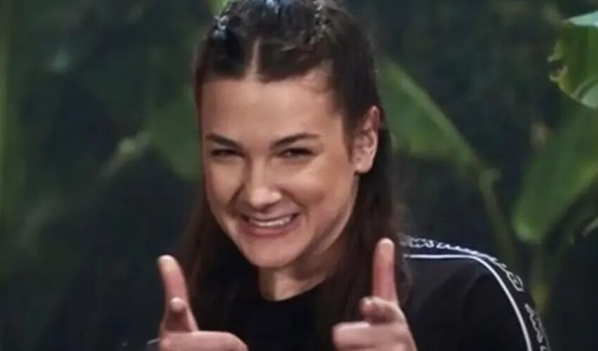 Eski Survivor şampiyonu Nisa Bölükbaşı evlendi! Nikah elbisesini kimse beğenmedi - 4. Resim