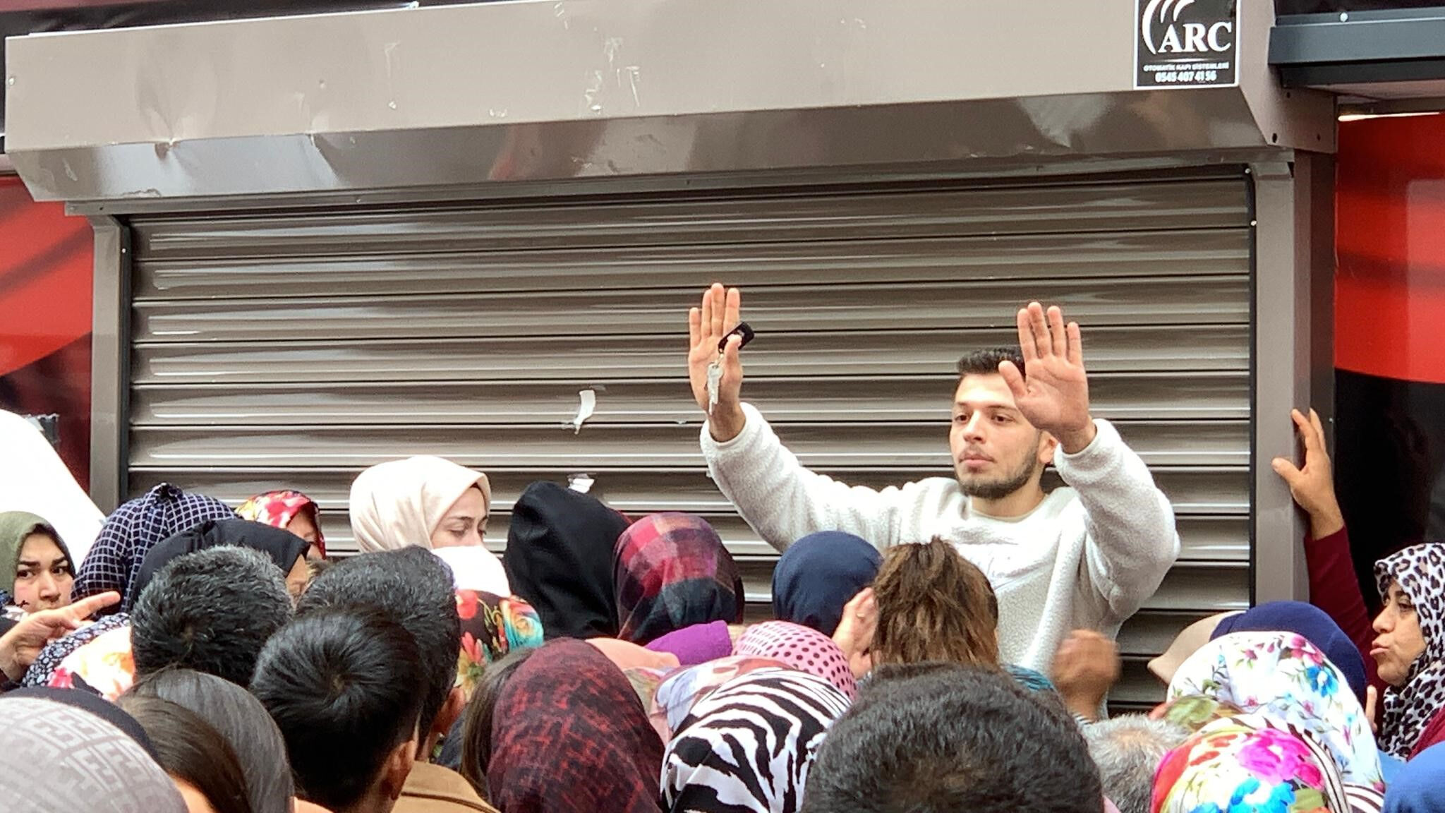 Her ürünün 100 liraya satıldığını duyan geldi! Karaman'da mağaza açılışında izdiham - 1. Resim