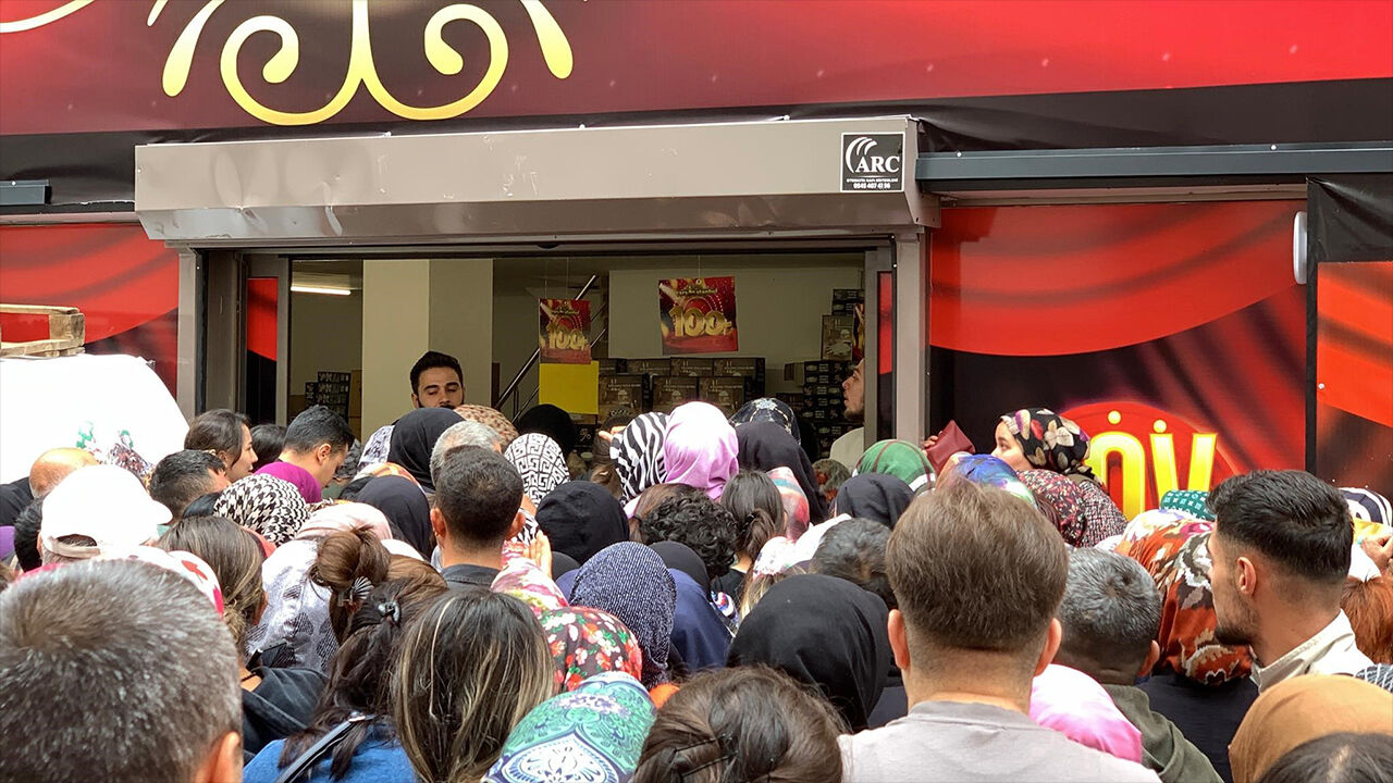 Her ürünün 100 liraya satıldığını duyan geldi! Karaman'da mağaza açılışında izdiham - 2. Resim