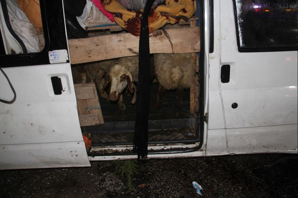 Konya'da işçi servisi devrildi, 12 yaralı var Konya'da işçi servisi devrildi, 12 yaralı var - 2. Resim