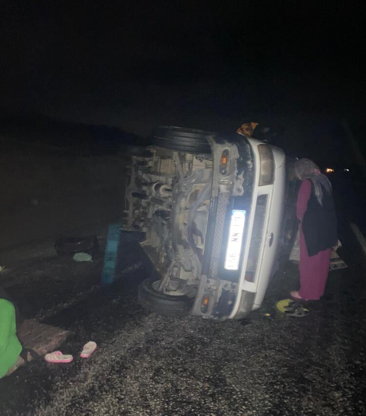 Konya'da işçi servisi devrildi, 12 yaralı var Konya'da işçi servisi devrildi, 12 yaralı var - 3. Resim