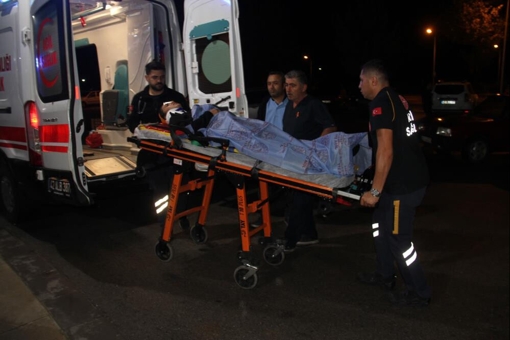 Konya'da işçi servisi devrildi, 12 yaralı var Konya'da işçi servisi devrildi, 12 yaralı var - 1. Resim