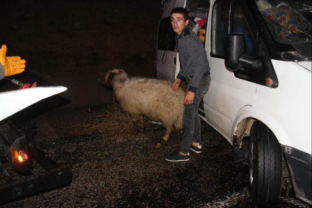 Konya'da işçi servisi devrildi, 12 yaralı var Konya'da işçi servisi devrildi, 12 yaralı var - 4. Resim