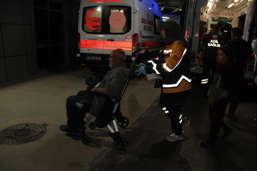 Konya'da işçi servisi devrildi, 12 yaralı var Konya'da işçi servisi devrildi, 12 yaralı var - 2. Resim