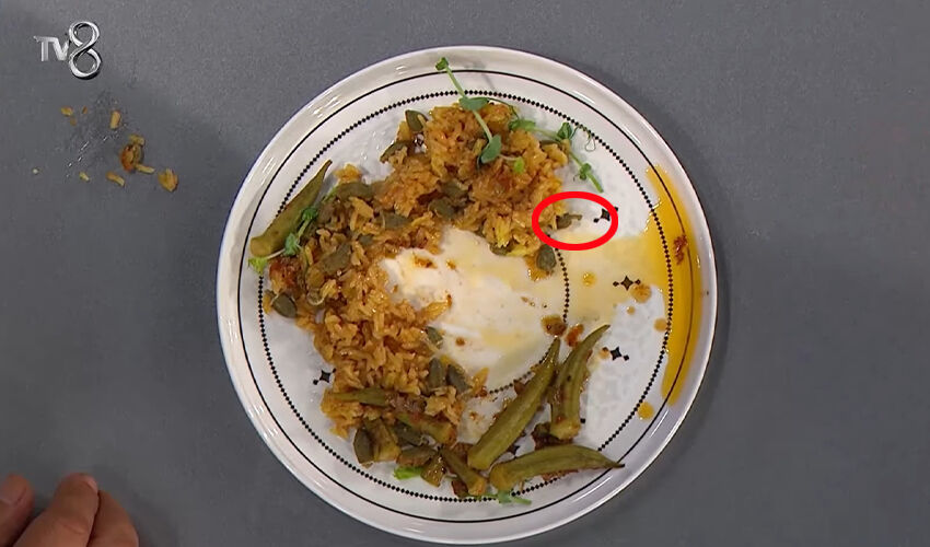 MasterChef'te tiksindiren anlar! Yemeğin içinden kurt çıktı, şefler az kalsın mideye indiriyordu MasterChef'te tiksindiren anlar! Yemeğin içinden kurt çıktı, şefler az kalsın mideye indiriyordu - 1. Resim