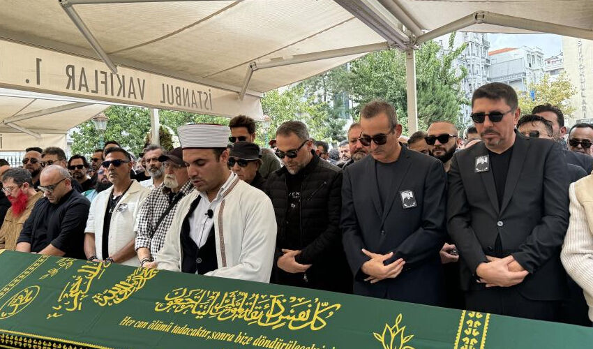 Metin Arolat’a acı veda! Sanatçı dostları cenazede gözyaşı döktü - 2. Resim