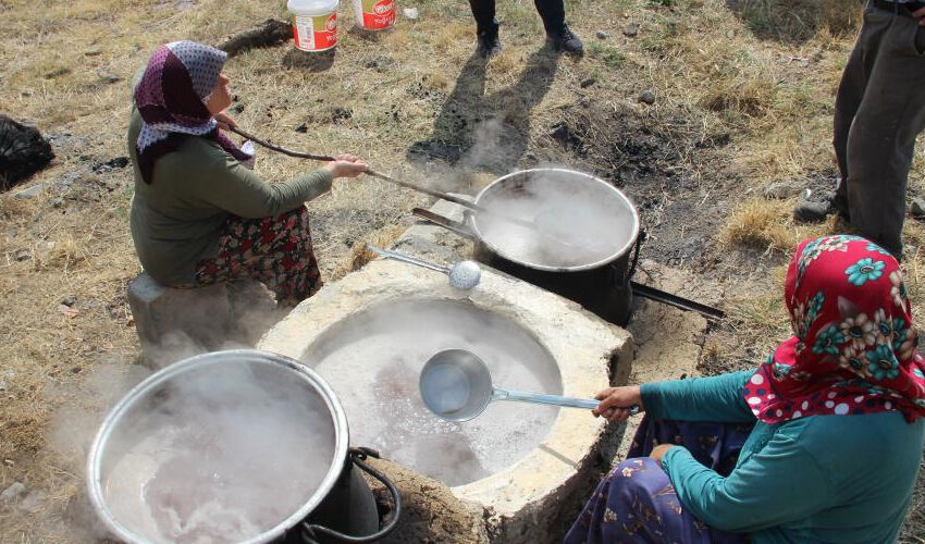 Odun ateşinde saatlerce kaynıyor! Tam bir şifa kaynağı, kilosu 250 liradan satılıyor - 5. Resim