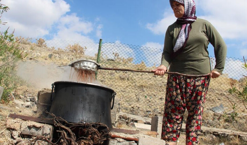 Odun ateşinde saatlerce kaynıyor! Tam bir şifa kaynağı, kilosu 250 liradan satılıyor - 4. Resim