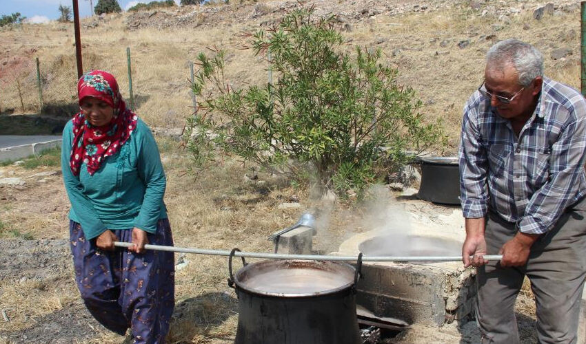 Odun ateşinde saatlerce kaynıyor! Tam bir şifa kaynağı, kilosu 250 liradan satılıyor - 1. Resim