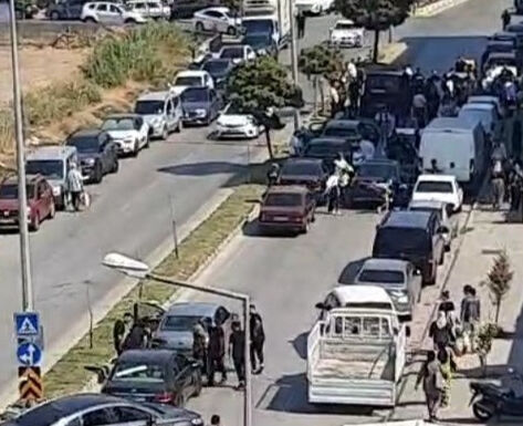 Sanki savaşa gidiyorlar! Düğün konvoyunda uzun namlulu silahlarla terör estirdiler - 3. Resim