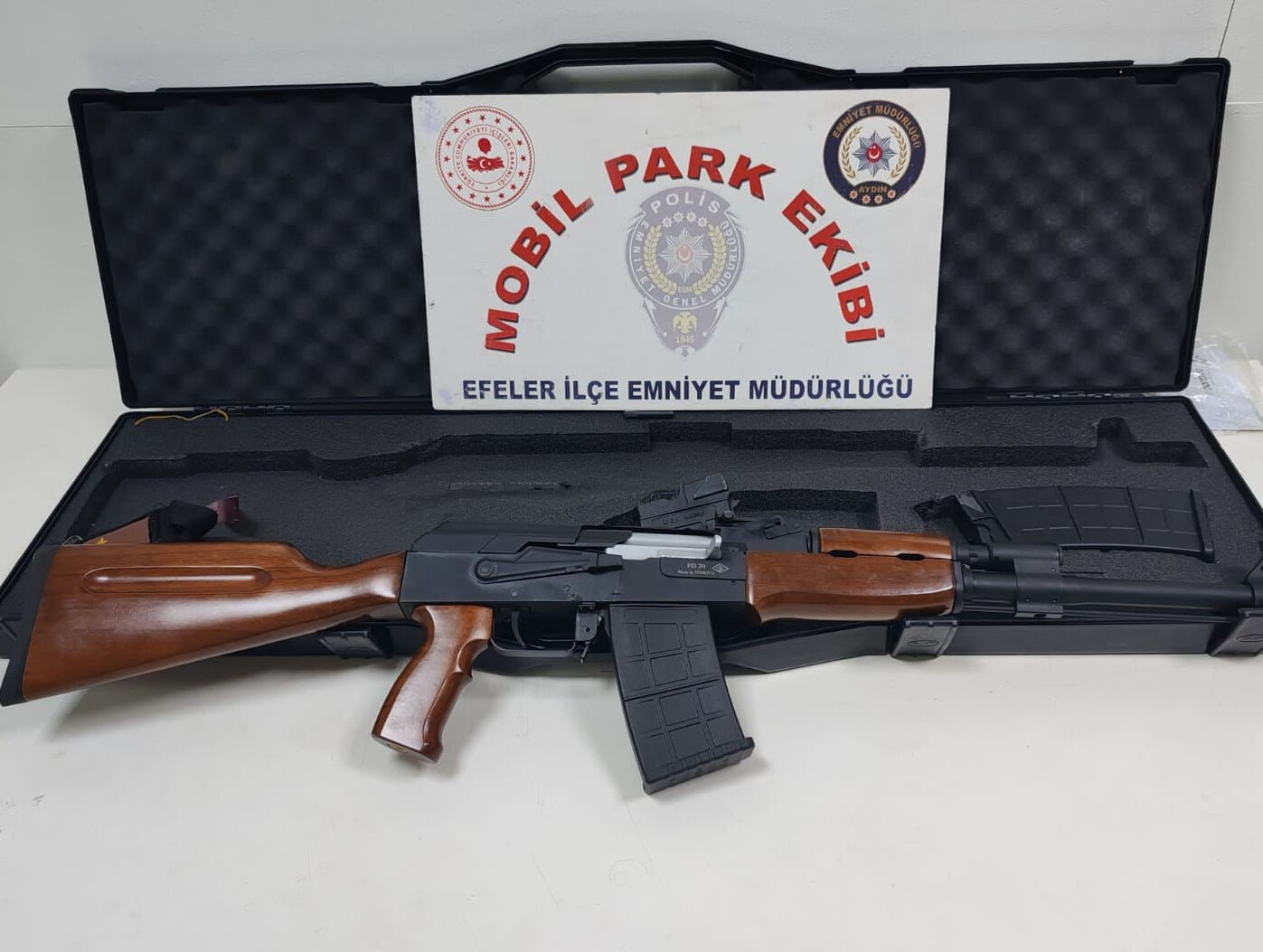 Sanki savaşa gidiyorlar! Düğün konvoyunda uzun namlulu silahlarla terör estirdiler - 1. Resim