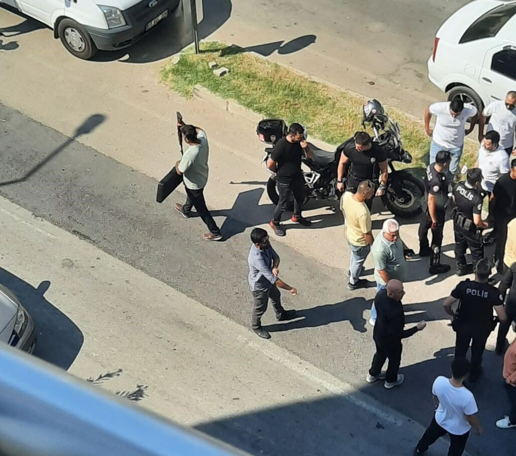 Sanki savaşa gidiyorlar! Düğün konvoyunda uzun namlulu silahlarla terör estirdiler - 2. Resim