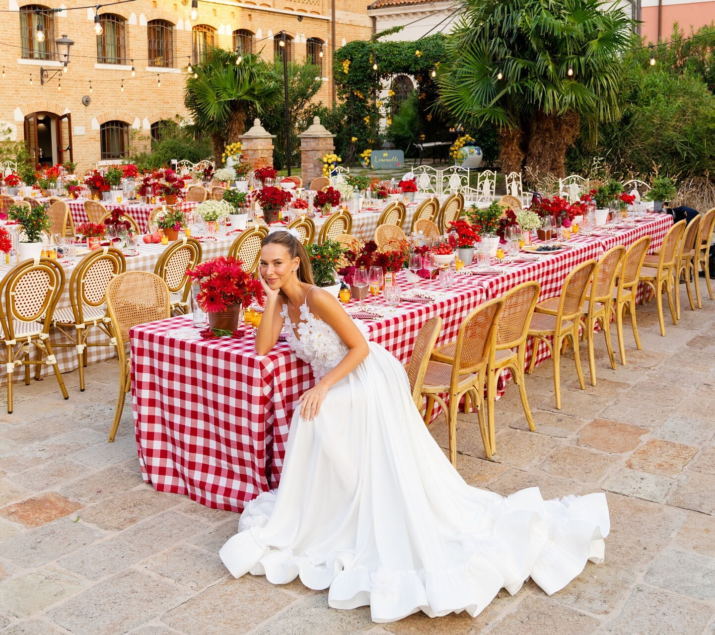 Sosyeteyi İtalya’da buluşturan düğün! Sima Tarkan ile Mark Basoglu dünya evine girdi - 2. Resim