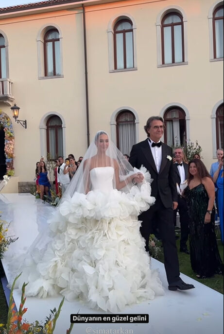 Sosyeteyi İtalya’da buluşturan düğün! Sima Tarkan ile Mark Basoglu dünya evine girdi - 1. Resim