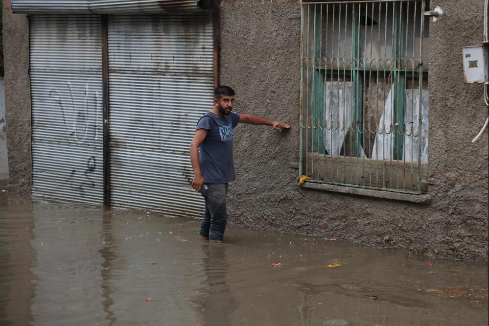 Süper hücrenin vurduğu Adana, Venedik'e döndü! Sokakta kayıklarla gezdiler - 2. Resim