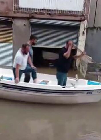 Süper hücrenin vurduğu Adana, Venedik'e döndü! Sokakta kayıklarla gezdiler - 1. Resim