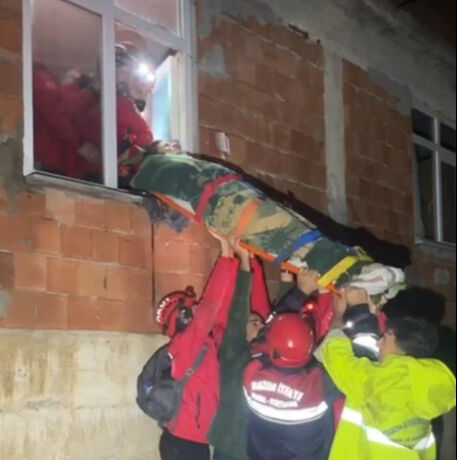 Trabzon'daki heyelanda toprak altında kalan kadın felaket anlarını anlattı: Orada ölümü hissettim - 4. Resim