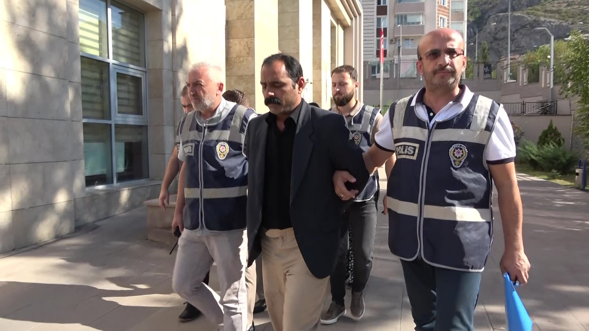 Yakayı ele veren hırsızdan "Neden yaptınız?" sorusuna şoke eden cevap Yakayı ele veren hırsızdan "Neden yaptınız?" sorusuna şoke eden cevap - 4. Resim