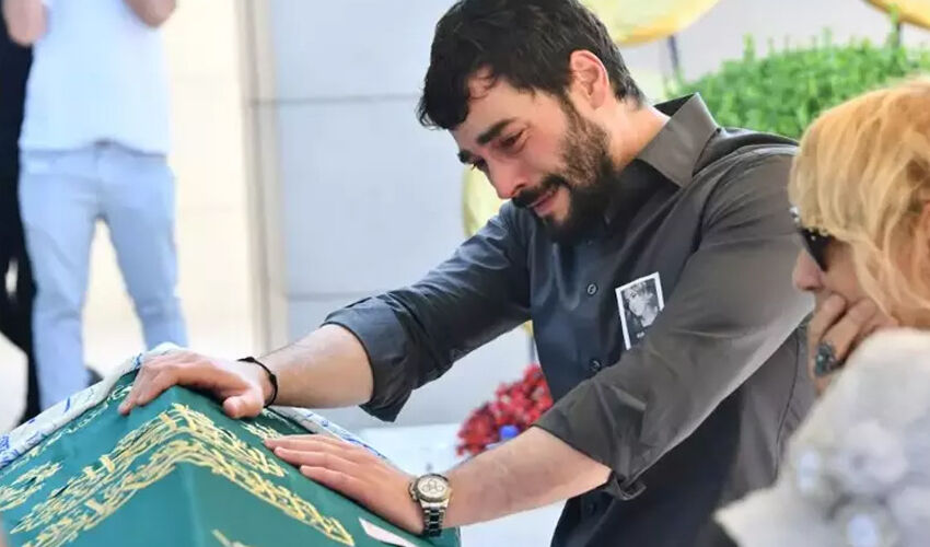 Annesiz ilk doğum günü! Akın Akınözü paylaşımıyla yürekleri sızlattı Annesiz ilk doğum günü! Akın Akınözü paylaşımıyla yürekleri sızlattı - 1. Resim