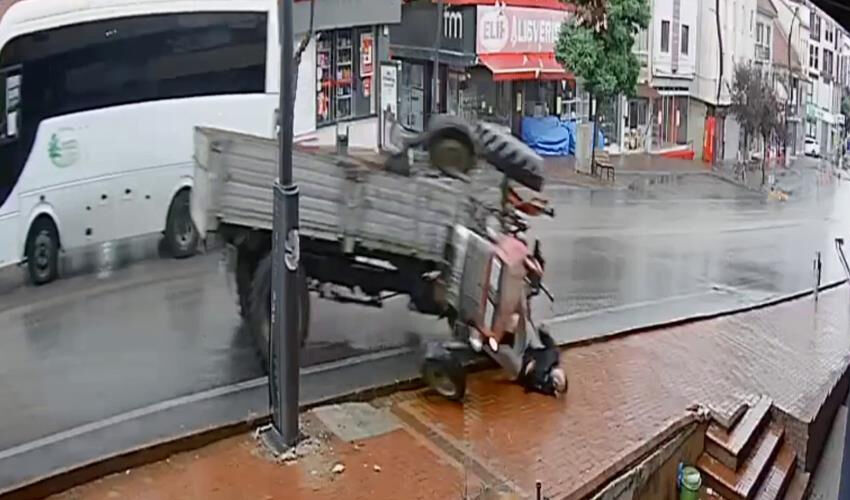 Bolu’da trafik kazası! Traktörün altında kalan sürücü Emre Çiftçi can verdi Bolu’da trafik kazası! Traktörün altında kalan sürücü Emre Çiftçi can verdi - 2. Resim