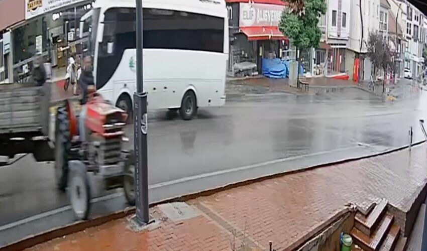 Bolu’da trafik kazası! Traktörün altında kalan sürücü Emre Çiftçi can verdi Bolu’da trafik kazası! Traktörün altında kalan sürücü Emre Çiftçi can verdi - 1. Resim