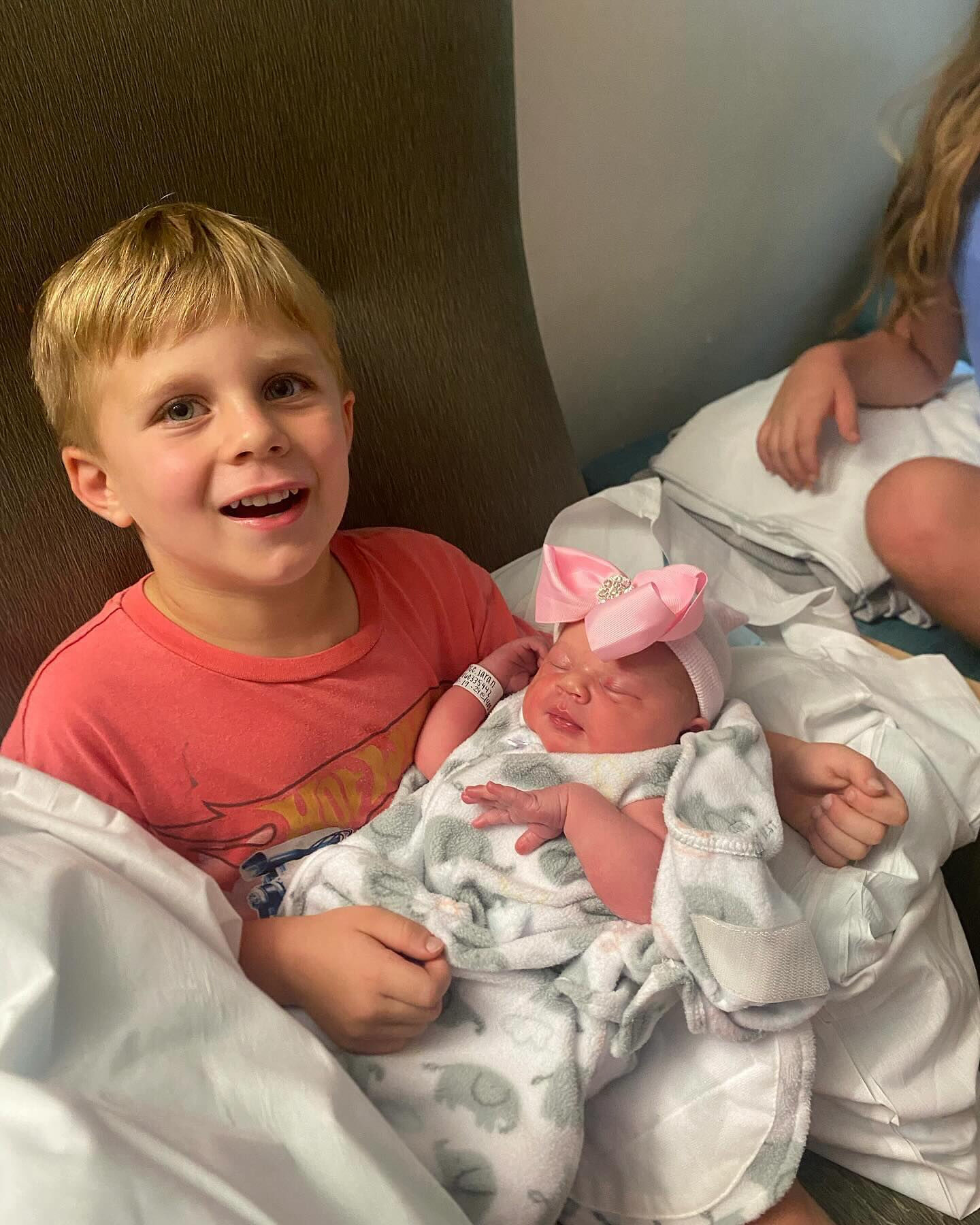 Tolga Karel çocuklarına bırakacağı mirası açıklamıştı! Yeni doğan kızını paylaştı - 3. Resim