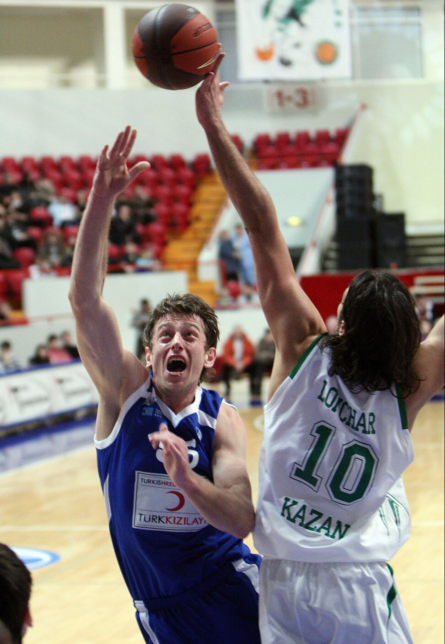Eski milli basketbolcu Asım Pars 2.13 metre boyundadır  - 1. Resim
