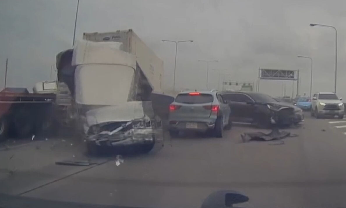 Freni boşalan tır, araçların arasına daldı! Çok sayıda yaralı var - 1. Resim